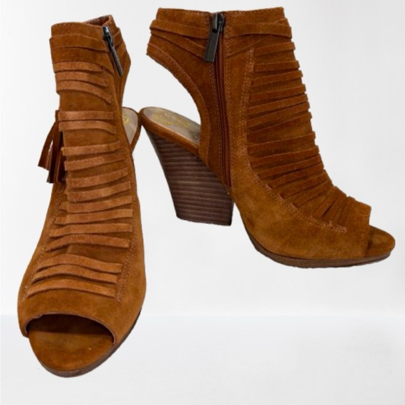 Nearly new size 7 1/2 Vince Camuto Heels - Picture 2 of 7